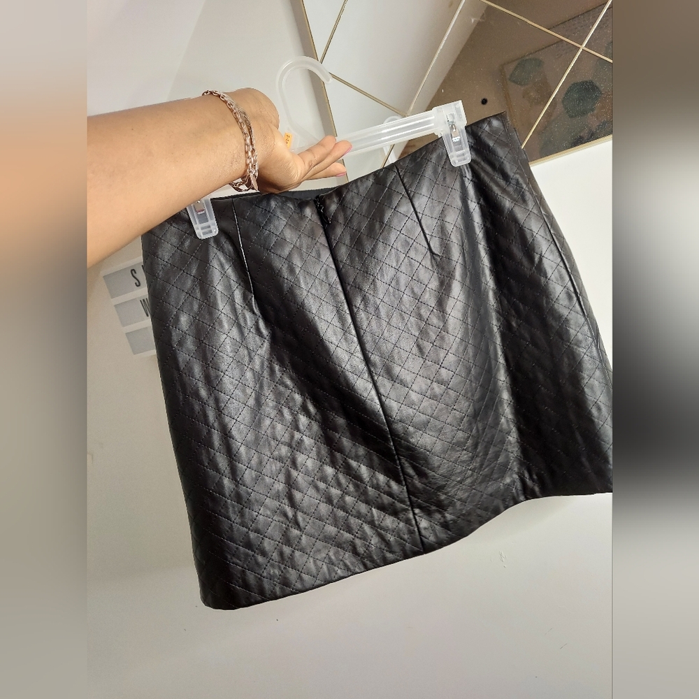 Black faux leather quilted pattern skirt - Picture 4 of 8